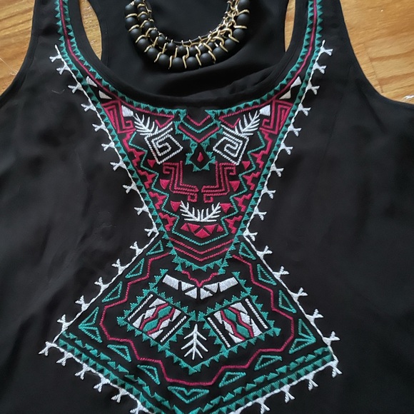 Sleevesless Aztec styled tank NWT. Xl - Picture 3 of 4